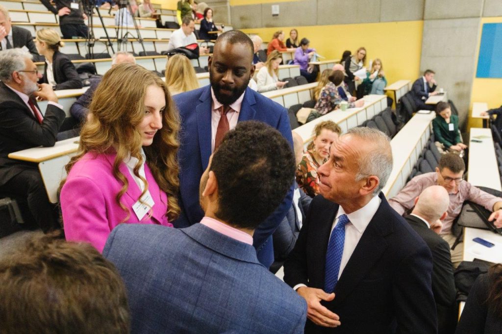 [Ukraine Health Summit: attendees chatting]
