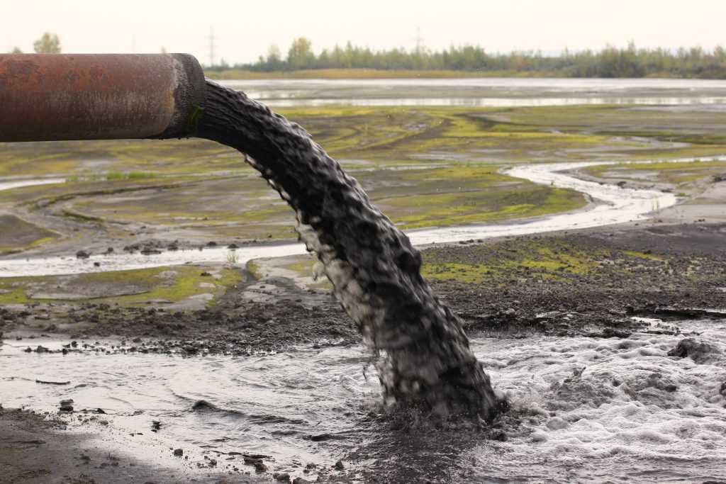 Low-cost polyurethane sponge cleans oil spills